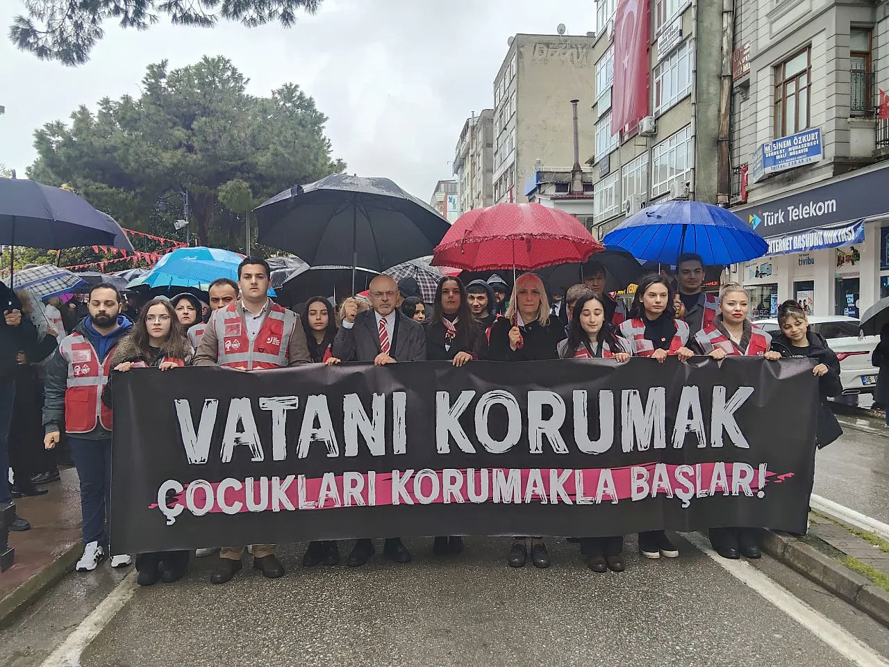 Başkan Mehmet Özdağ 'Öğretmen ve Öğrenciler Yaşam Riski Altında'