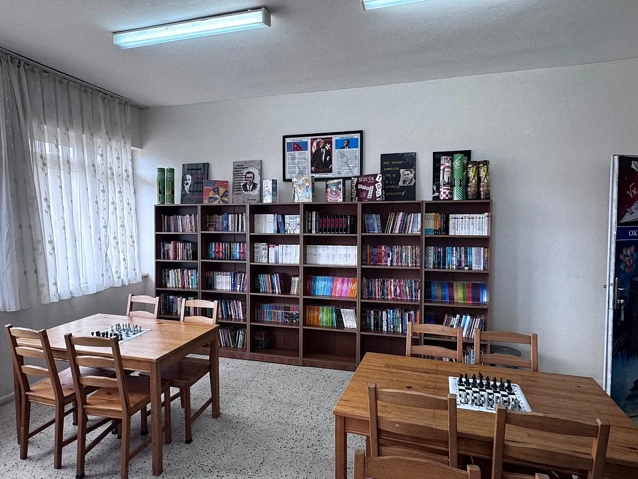 OMÜ'lü öğrencilerden Kızılot Ortaokulu'na kitap desteği