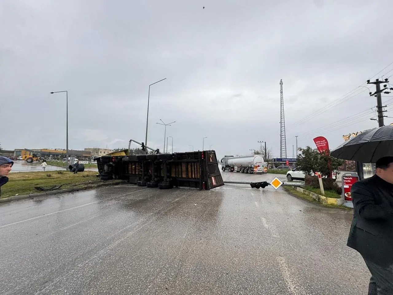 Samsun'da demir yüklü tır devrildi