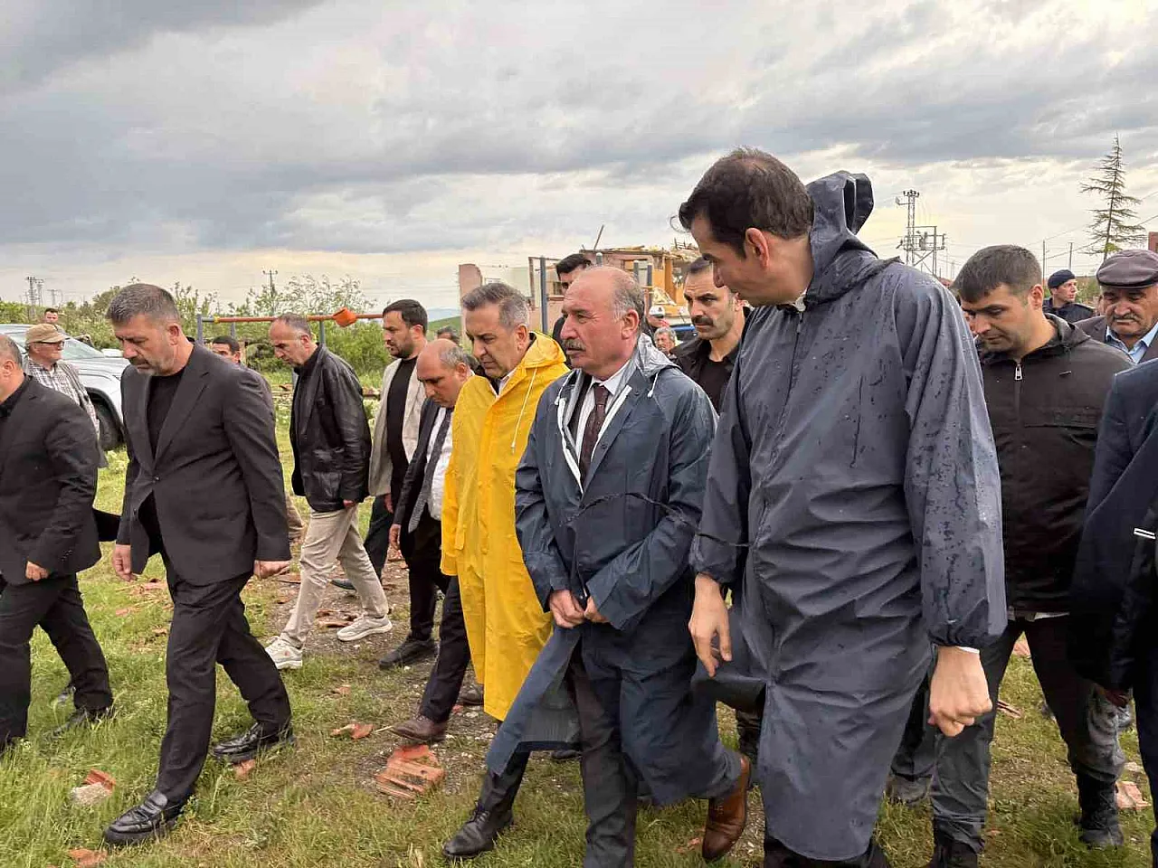 Çorum'da hortum meydana geldi: Evlerin çatısı uçtu, ağaçlar devrildi