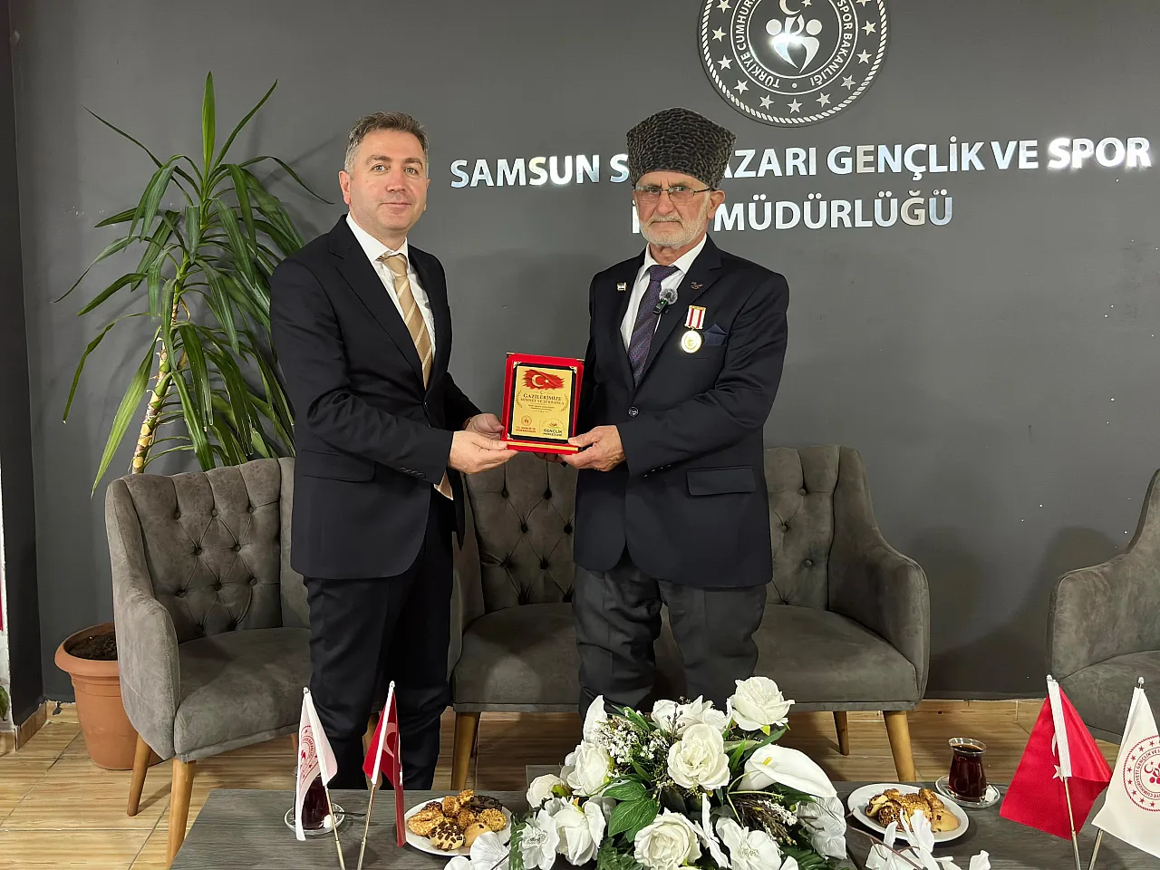 Salıpazarı'nda gençler Kıbrıs gazisiyle buluştu