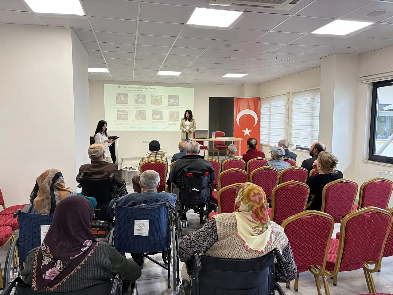 İletişim Fakültesi Öğrencilerinden Huzurevinde Dijital Medya Etkinliği