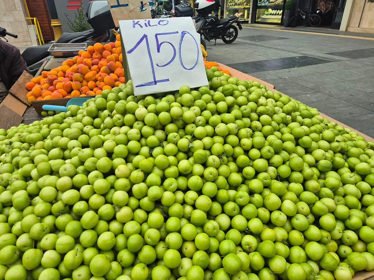Samsun'da tezgahlarda erik bolluğu