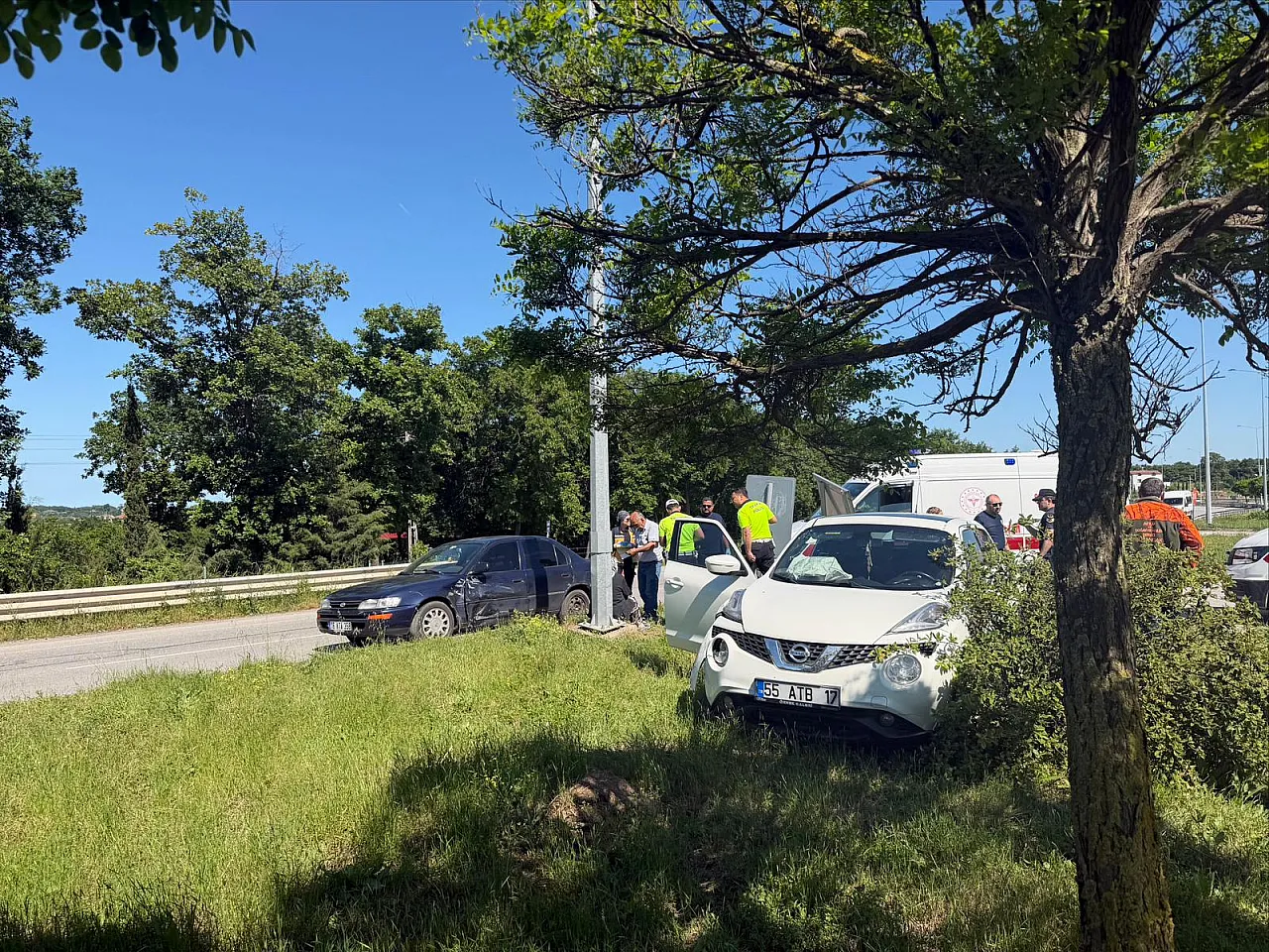 Bafra'da SUV ile Otomobil Çarpıştı: 1'i Bebek 2 Yaralı