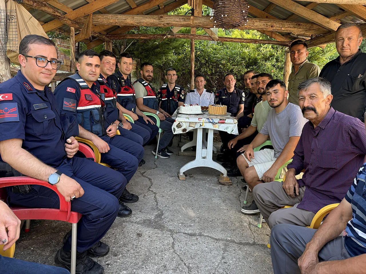 Alaçam'da jandarmaya bayraklı sürpriz karşılama