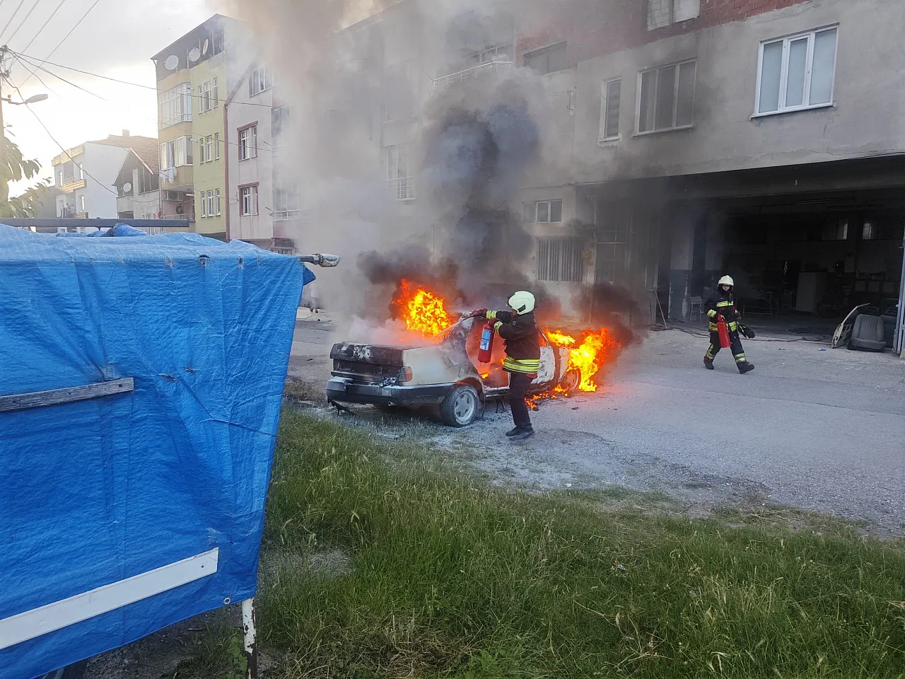 Kaportacı dükkanında otomobil alev aldı