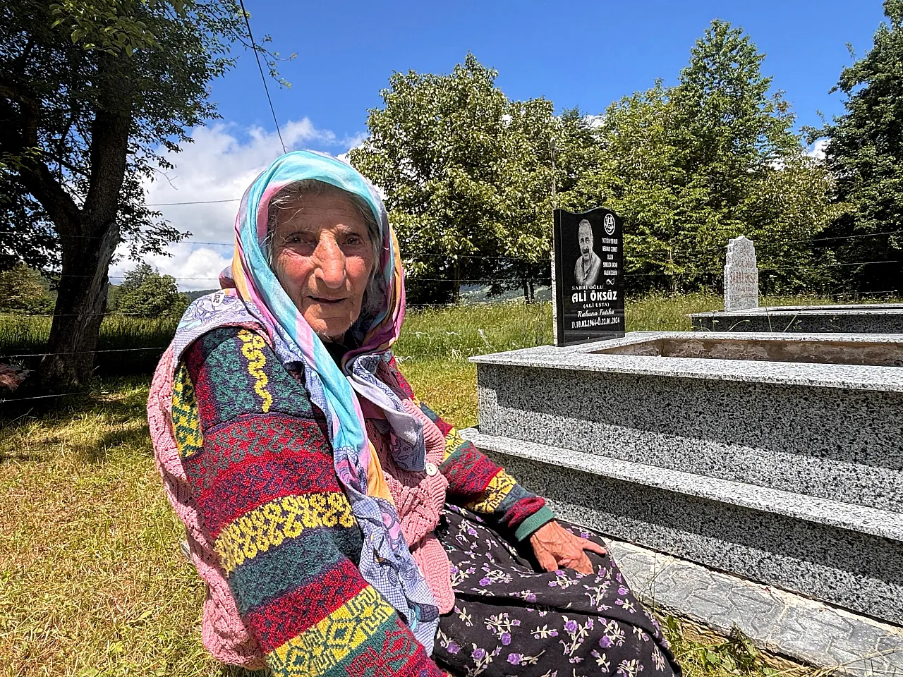 Yüreğindeki özlemle her gün aynı yolu yürüyor
