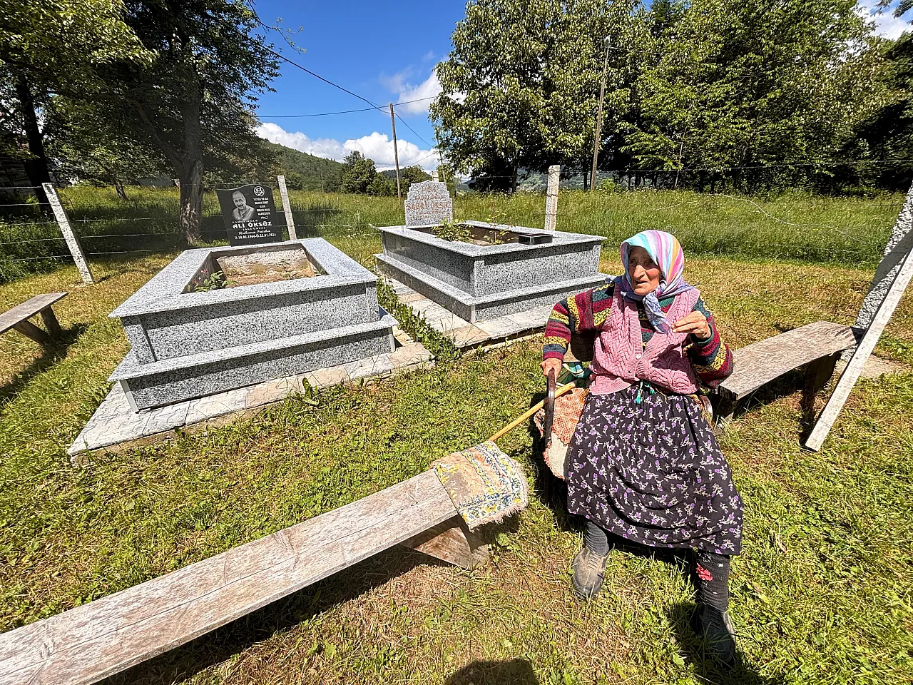Yüreğindeki özlemle her gün aynı yolu yürüyor