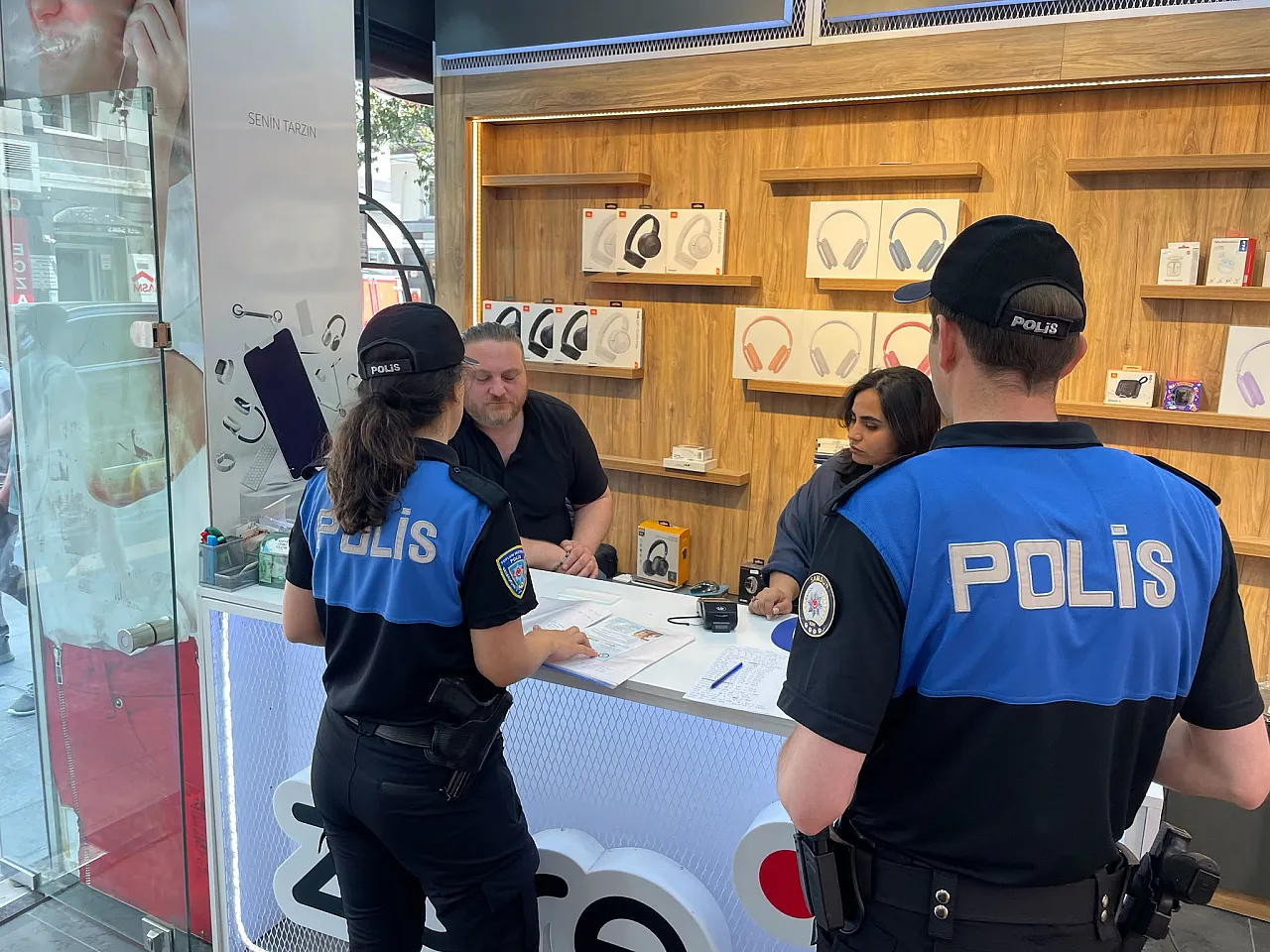 Samsun polisi esnafı ve vatandaşları suç yöntemlerine karşı bilgilendirdi