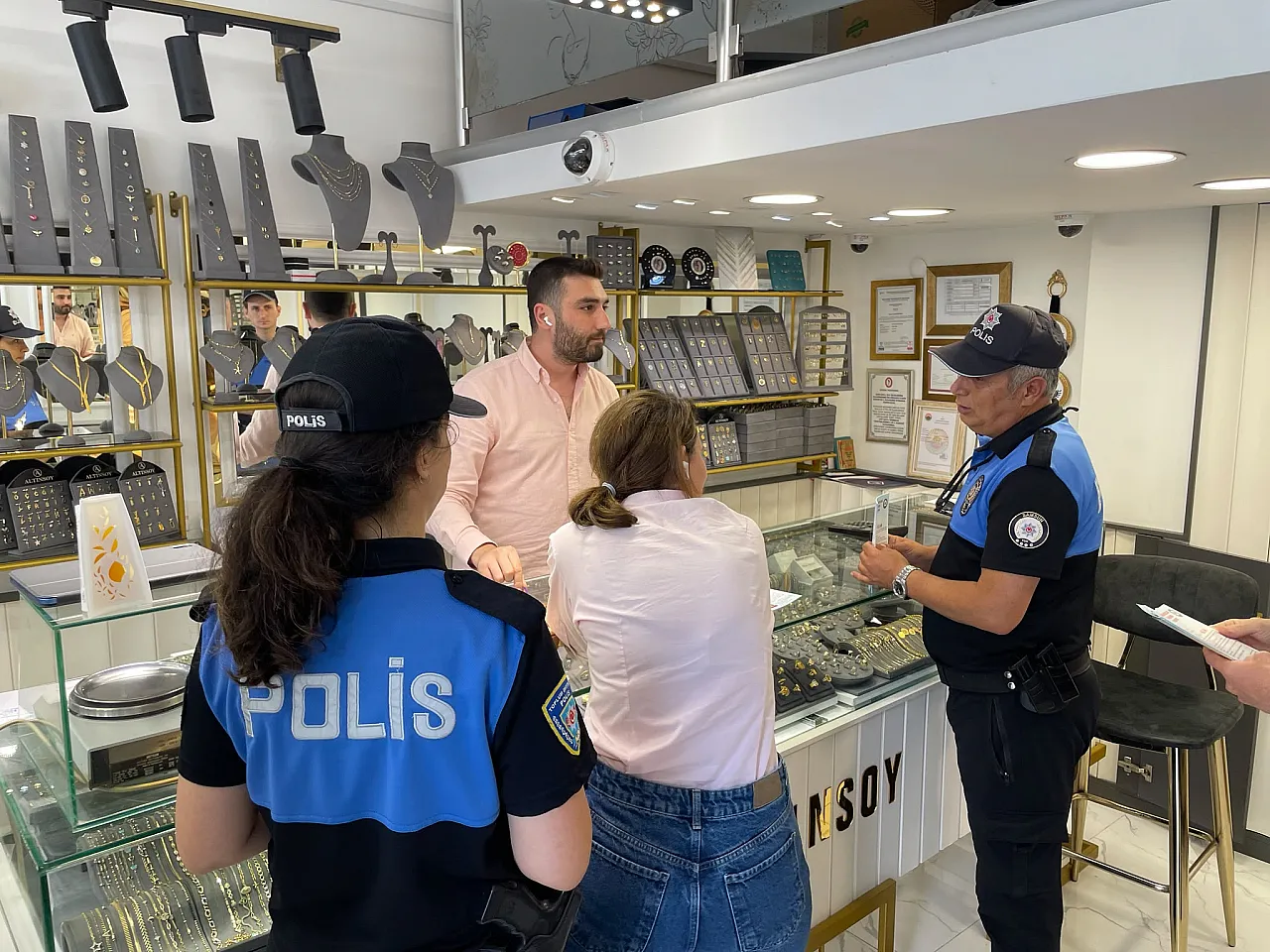 Samsun polisi esnafı ve vatandaşları suç yöntemlerine karşı bilgilendirdi