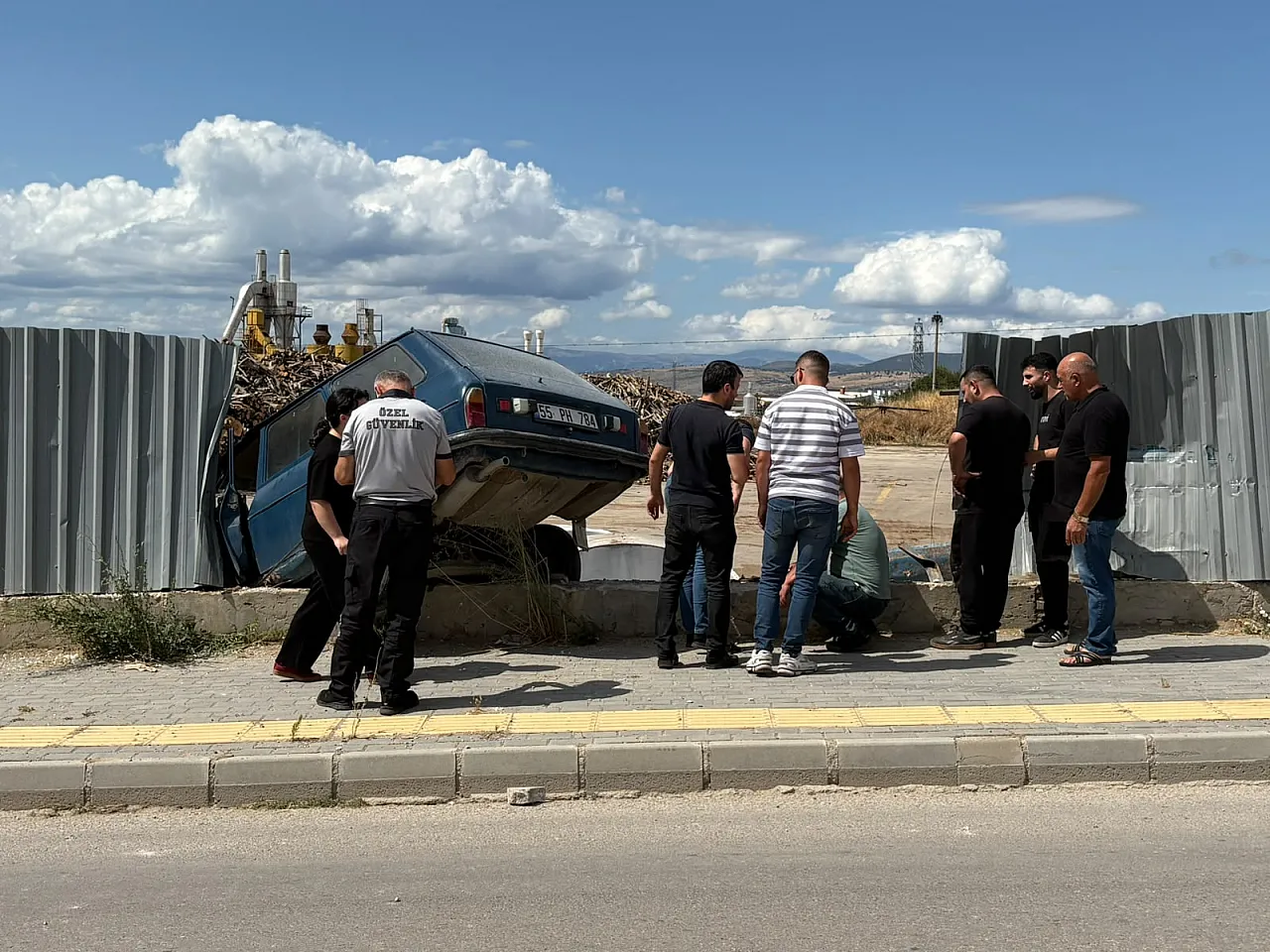 Vezirköprü'de otomobil yoldan çıktı: Sürücü yaralandı