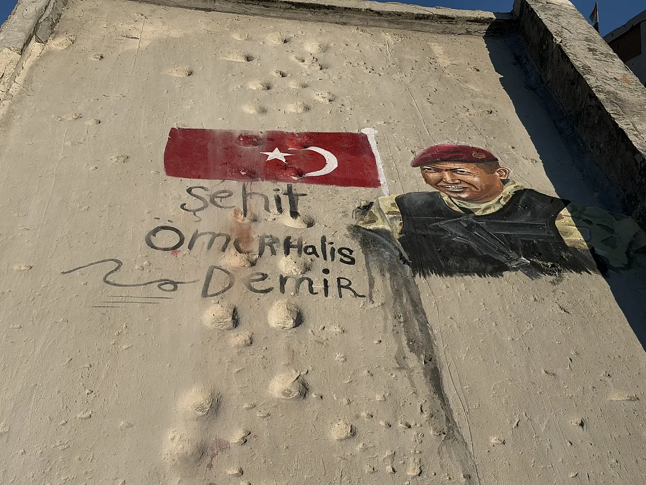 Filistinli sanatçılardan anlamlı vefa: Gazze'de Ömer Halisdemir'in resmi çizildi