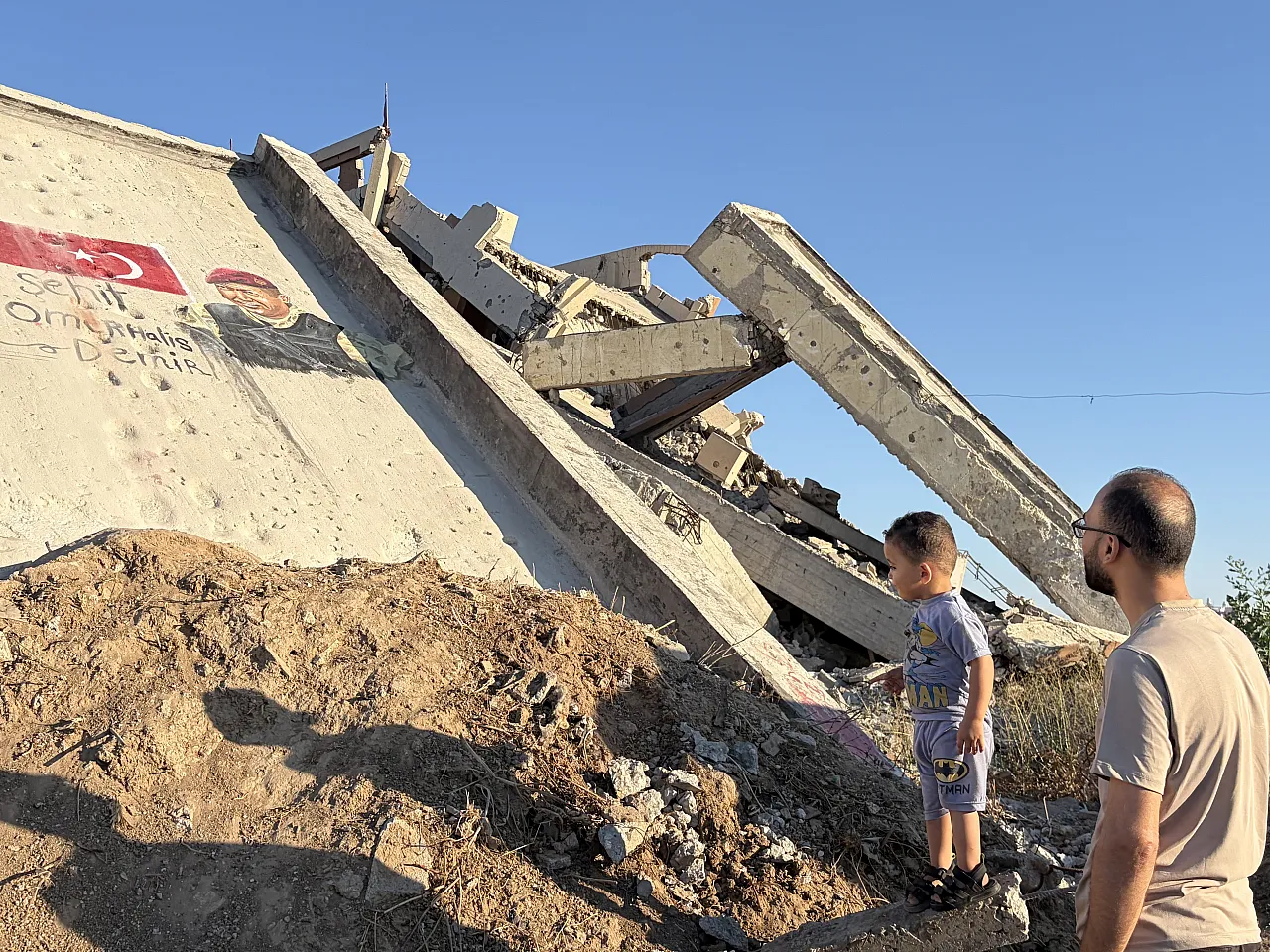 Filistinli sanatçılardan anlamlı vefa: Gazze'de Ömer Halisdemir'in resmi çizildi