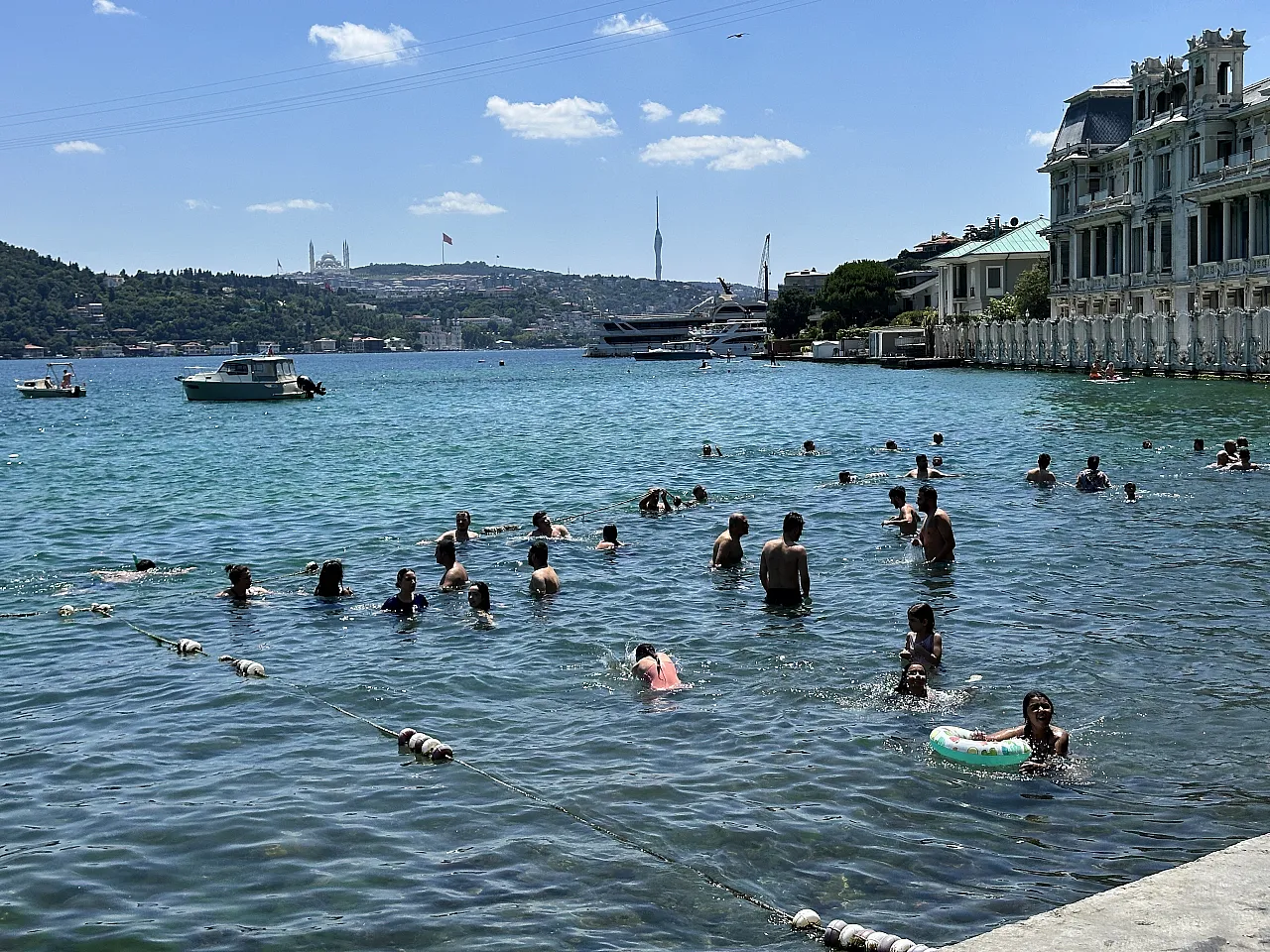 Kavurucu sıcaklarda İstanbulluların adresi Bebek Sahili oldu