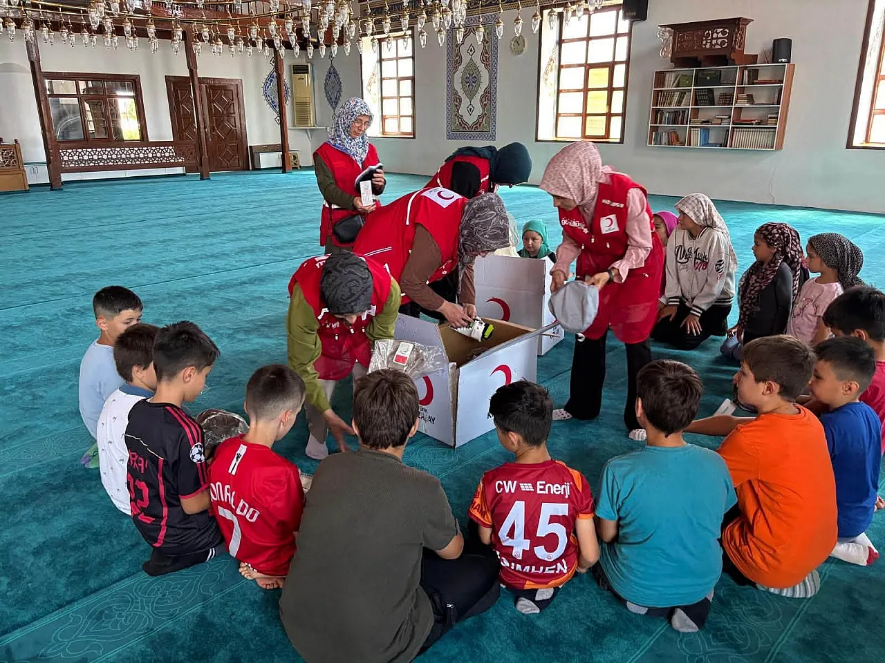 Kızılay'dan yaz Kur'an kursu öğrencilerine anlamlı ziyaret