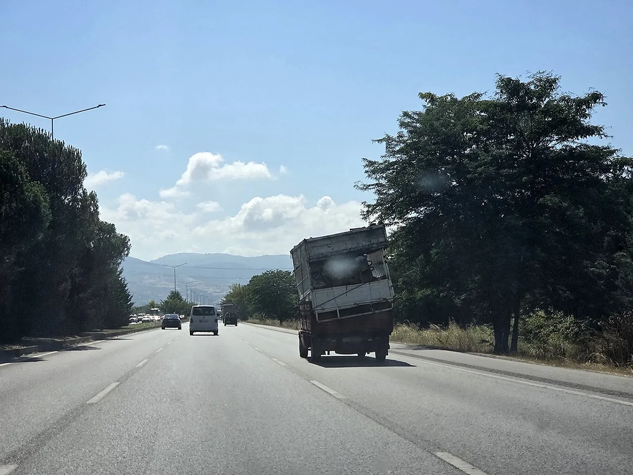 Hurda yüklü kamyonet korkuttu