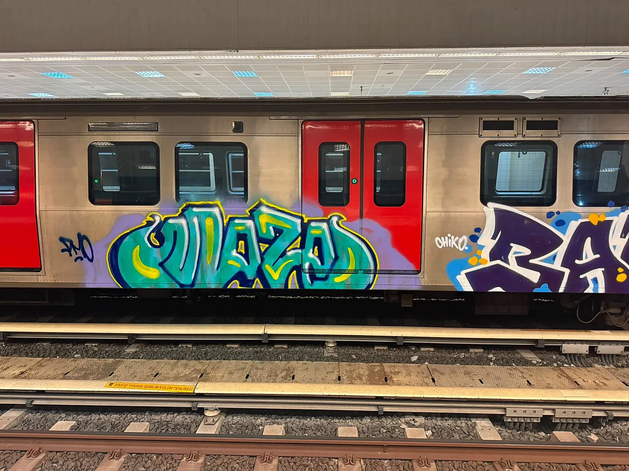 Metro vagonlarına grafiti yapan 2 şüpheli kamerada