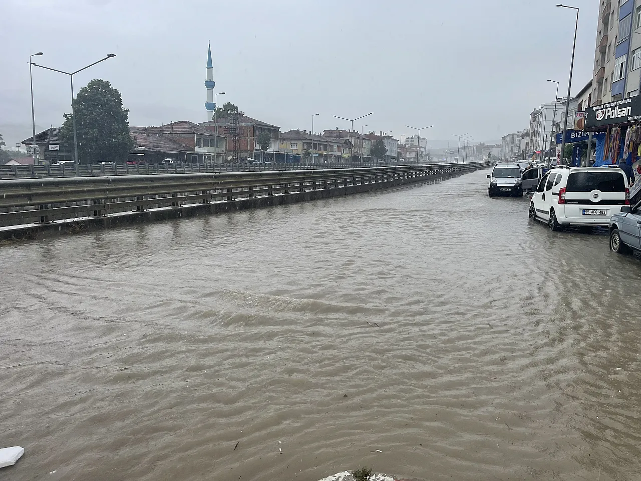 Samsun'da sağanak yağış etkili oldu: Yollar göle döndü