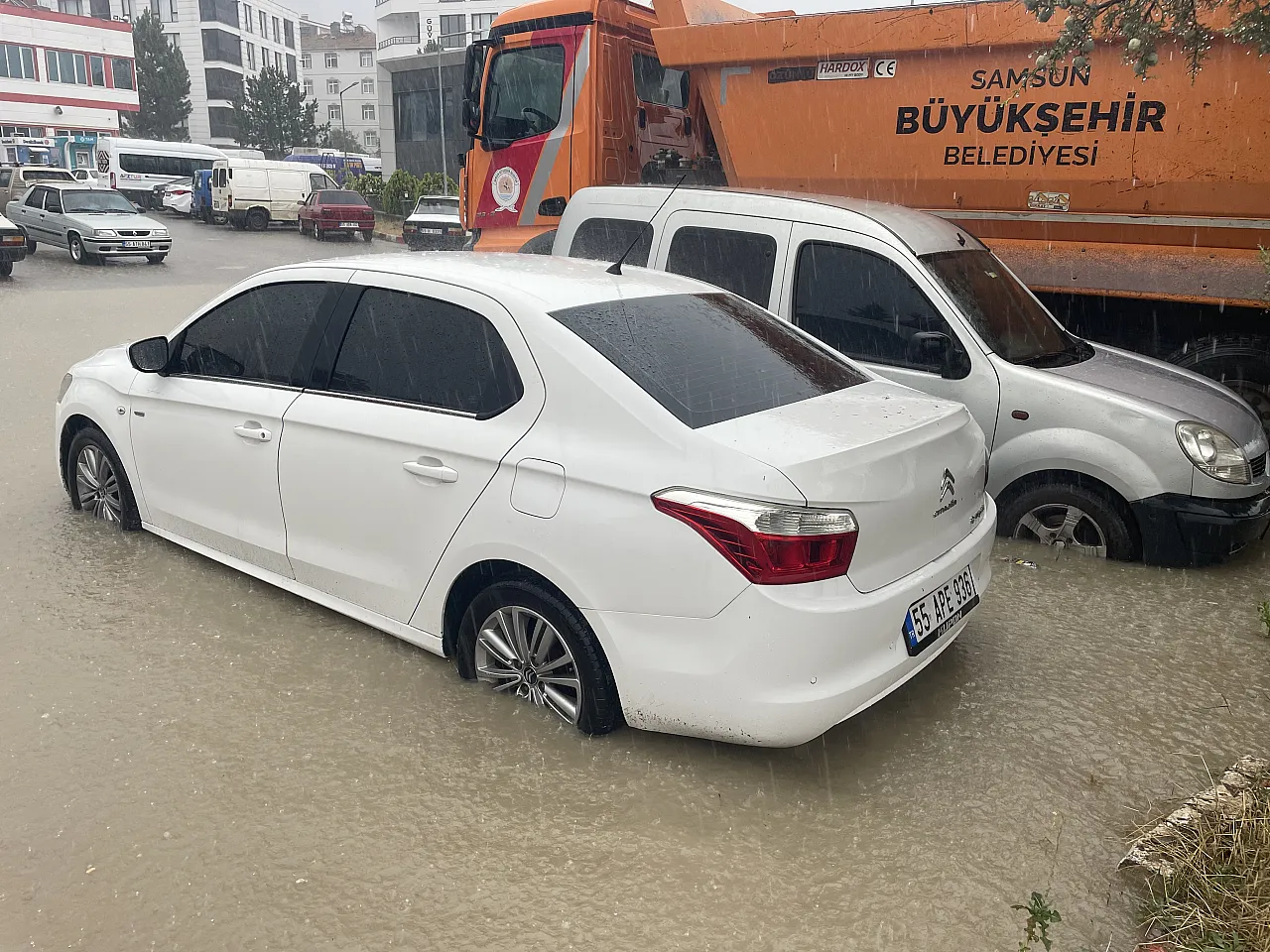 Samsun'da sağanak yağış etkili oldu: Yollar göle döndü
