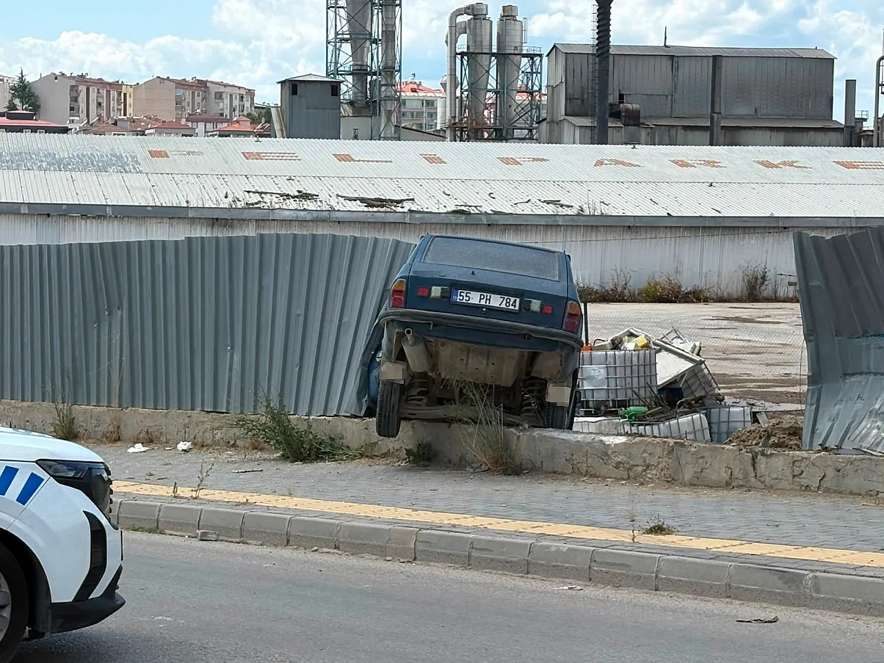 Samsun'da otomobil fabrika sahasına uçtu: 1 yaralı