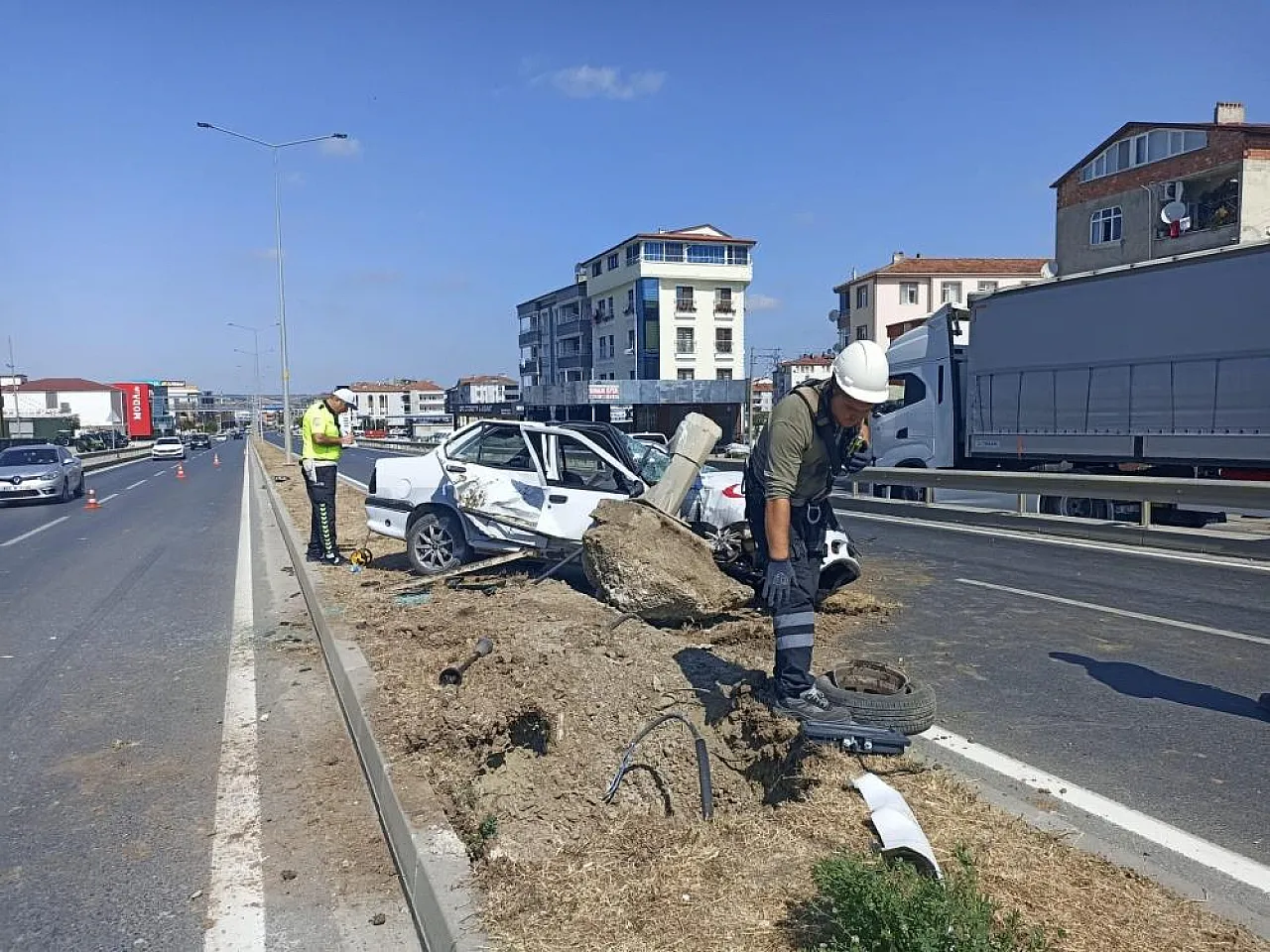 Bafra'da otomobil aydınlatma direğine çarptı: 1 yaralı