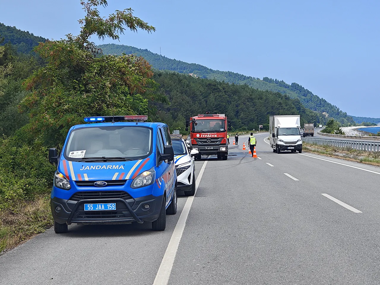 Samsun'da otomobil hafriyat kamyonuna çarptı: 2 yaralı
