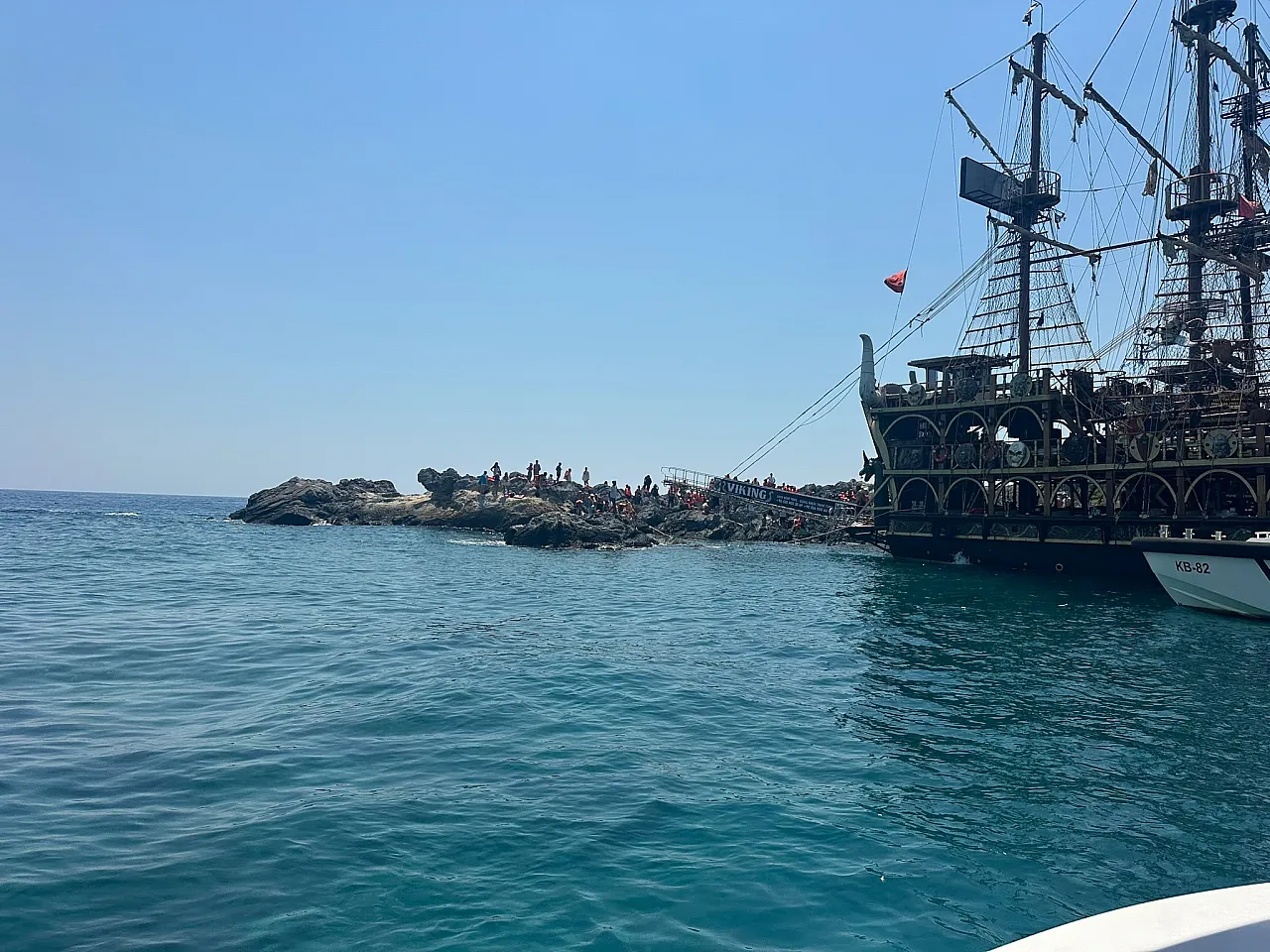 Fethiye'de su alan gezi teknesindeki 100 yolcu tahliye edildi
