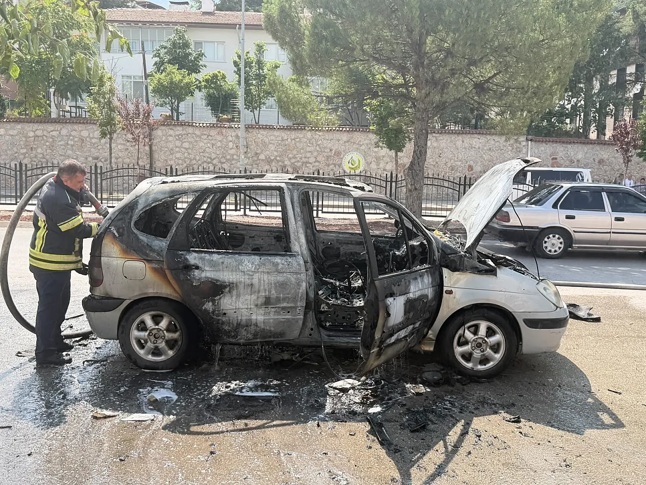 Seyir halindeki otomobil bir anda alev aldı
