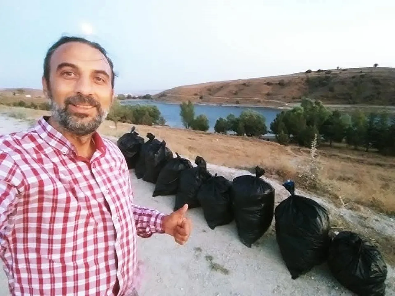 Gölet kıyısı çöplüğe döndü, duyarlı balıkçılar temizledi