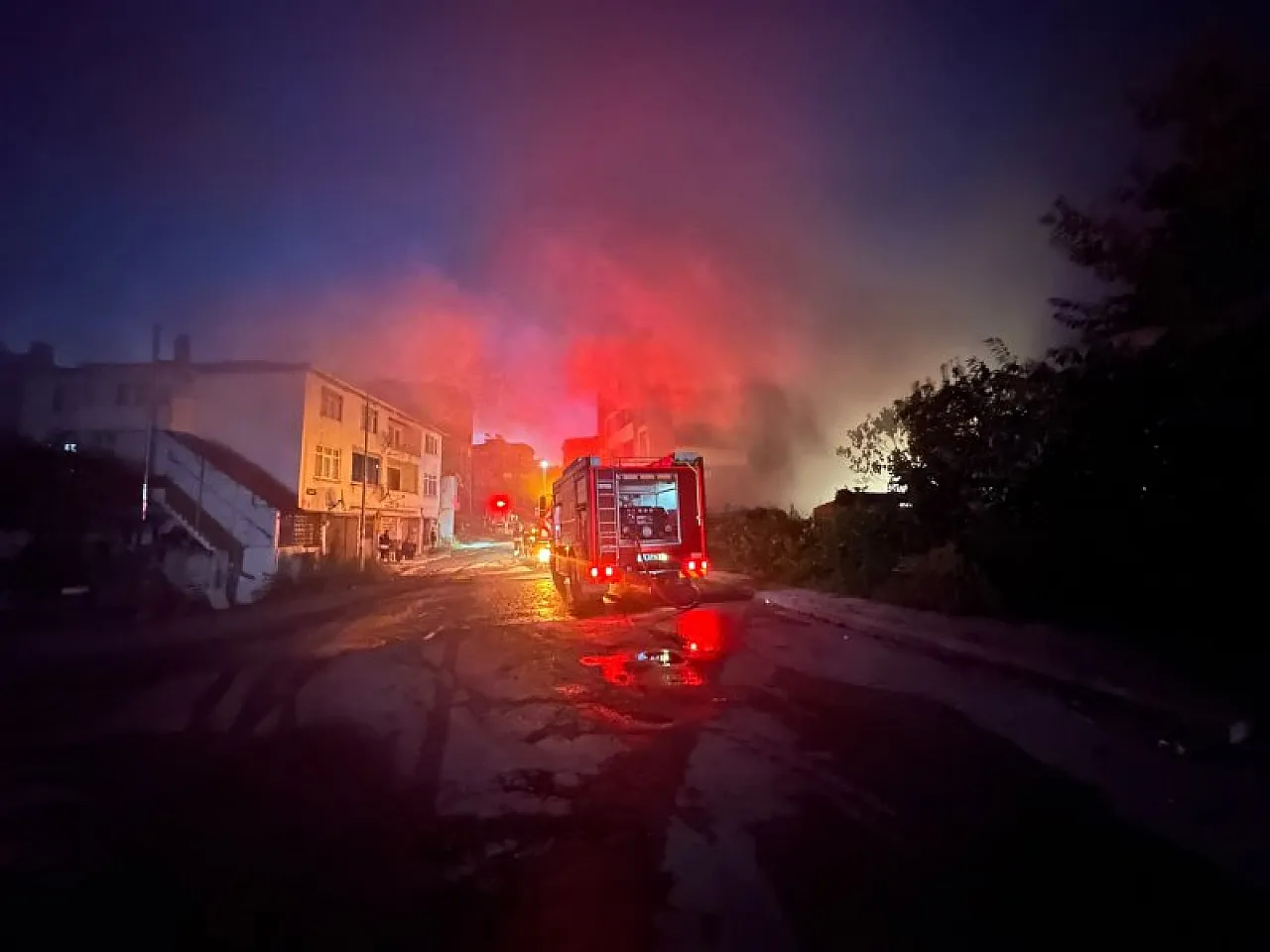 Salıpazarı'nda inşaat malzemesi deposunda yangın