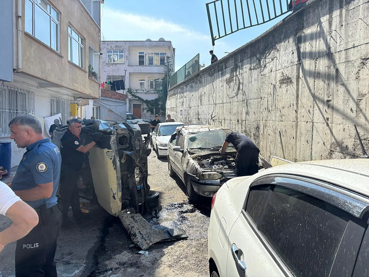 İstinat duvarından araçların üzerine düşen pikaptaki 2 kişi yaralandı