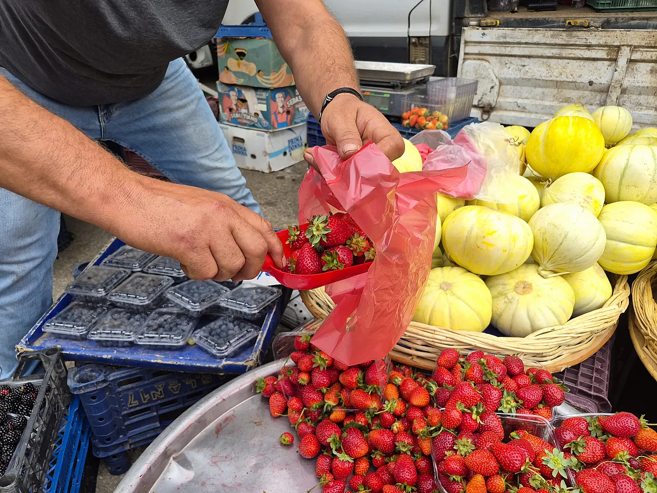 Sonbahar geldi, çilek tezgâhtan inmedi