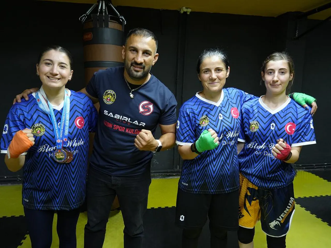 Anne ve iki kızı aynı ringde ter döküyor: Hedefleri şampiyonluk