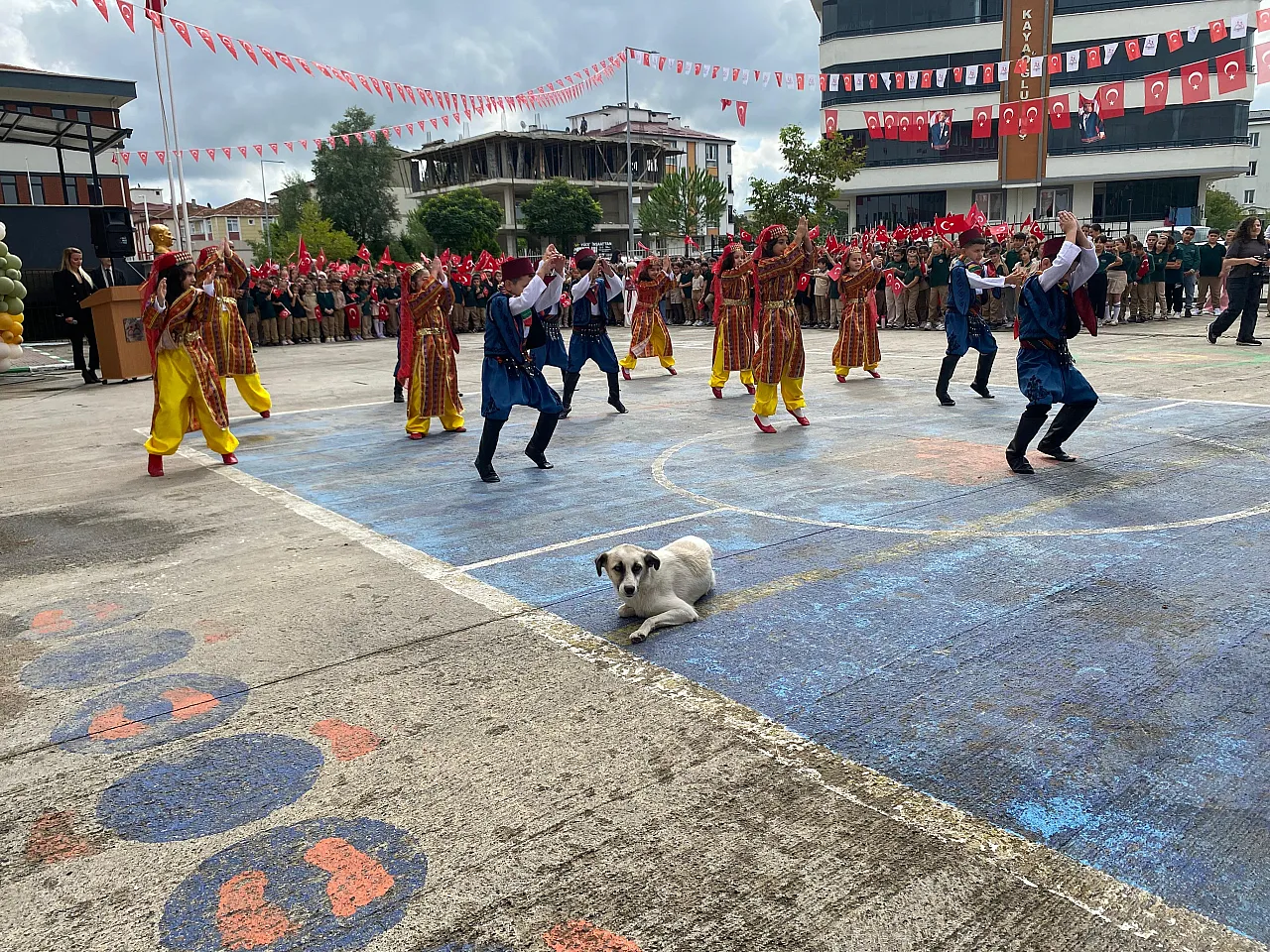 Çocukların zeybek gösterisine sevimli misafir