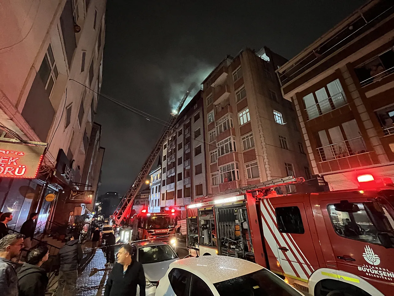 Küçükçekmece'de boşaltılan binanın çatısında yangın