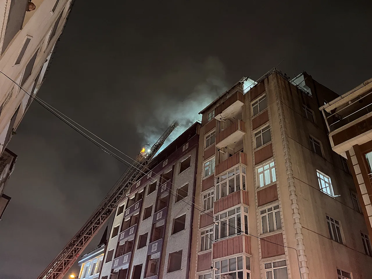 Küçükçekmece'de boşaltılan binanın çatısında yangın