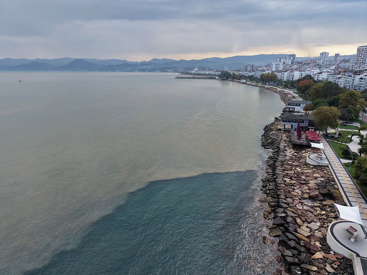 Yağışların ardından Karadeniz'in rengi değişti