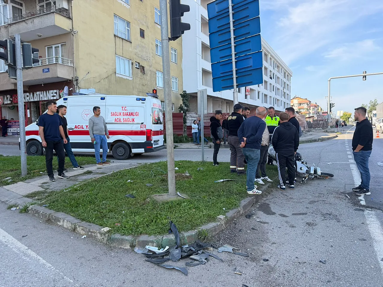 Kırmızı ışık ihlali yapan motosiklete otomobil çarptı: 1 yaralı