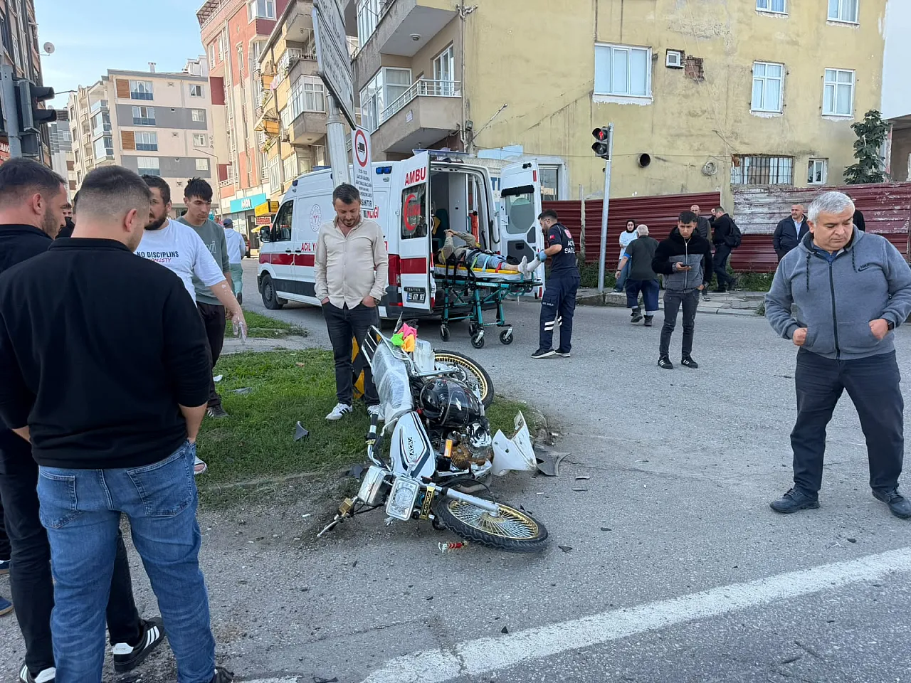 Kırmızı ışık ihlali yapan motosiklete otomobil çarptı: 1 yaralı
