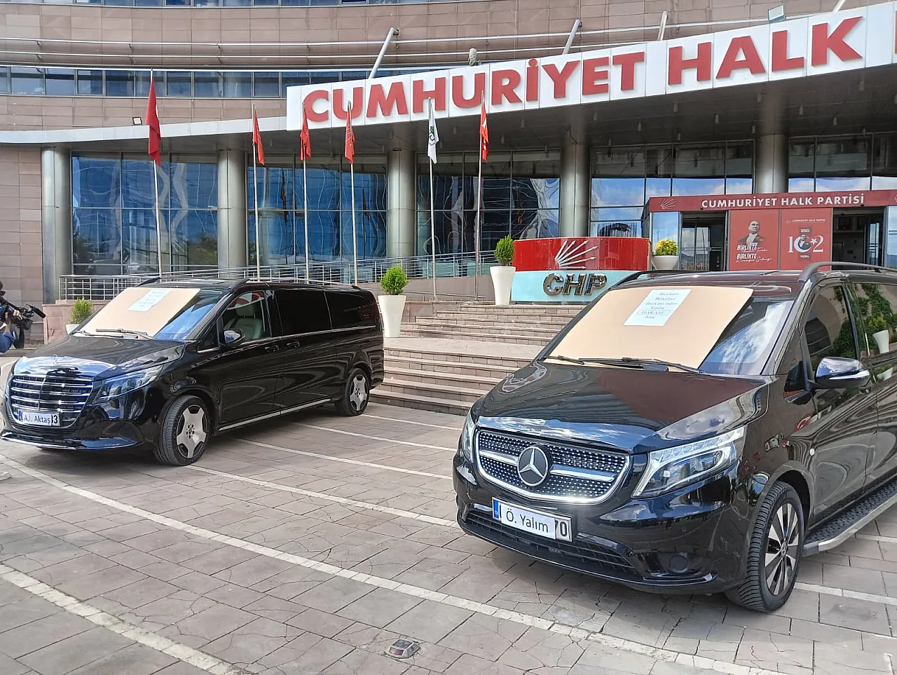 CHP'de 2 araç haram ibaresiyle satışa çıkarıldı