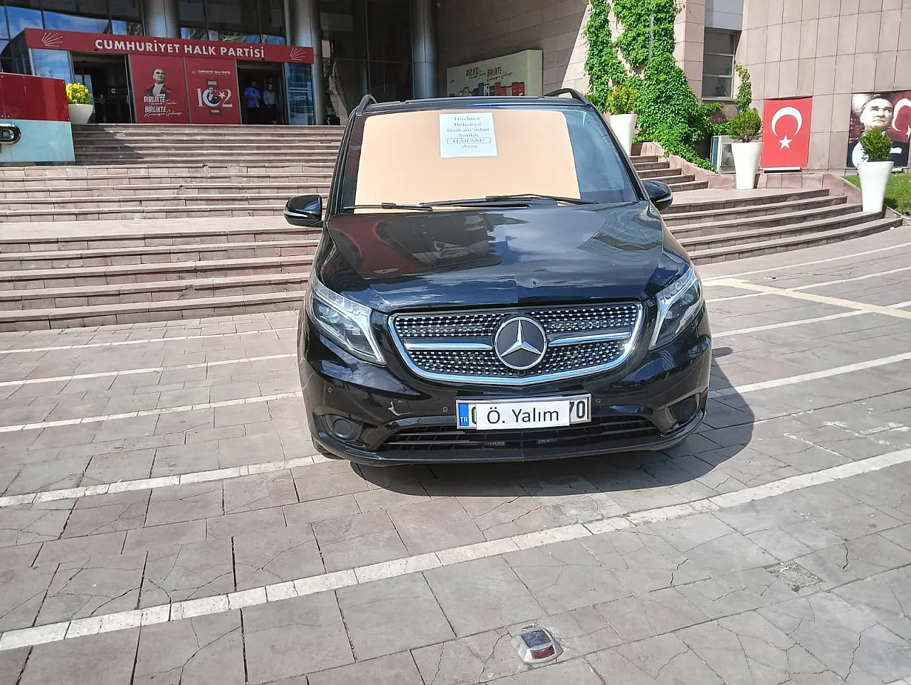 CHP'de 2 araç haram ibaresiyle satışa çıkarıldı