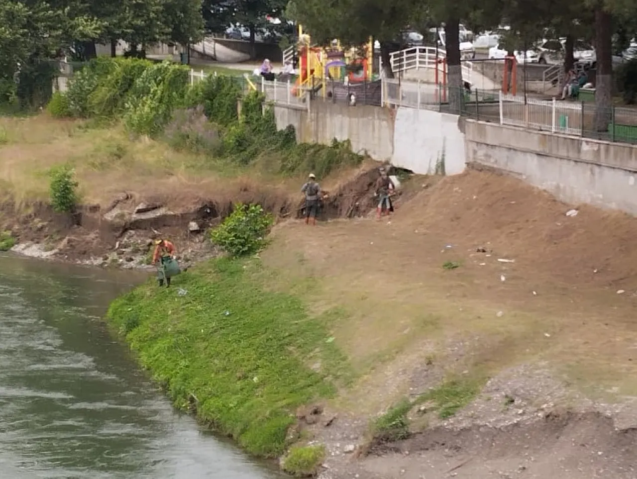 Çarşamba'da park ve yeşil alanlarda bakım çalışması