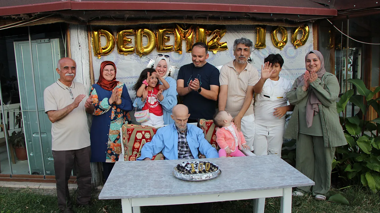 100 yaşına giren Ali dedeye doğum günü kutlaması