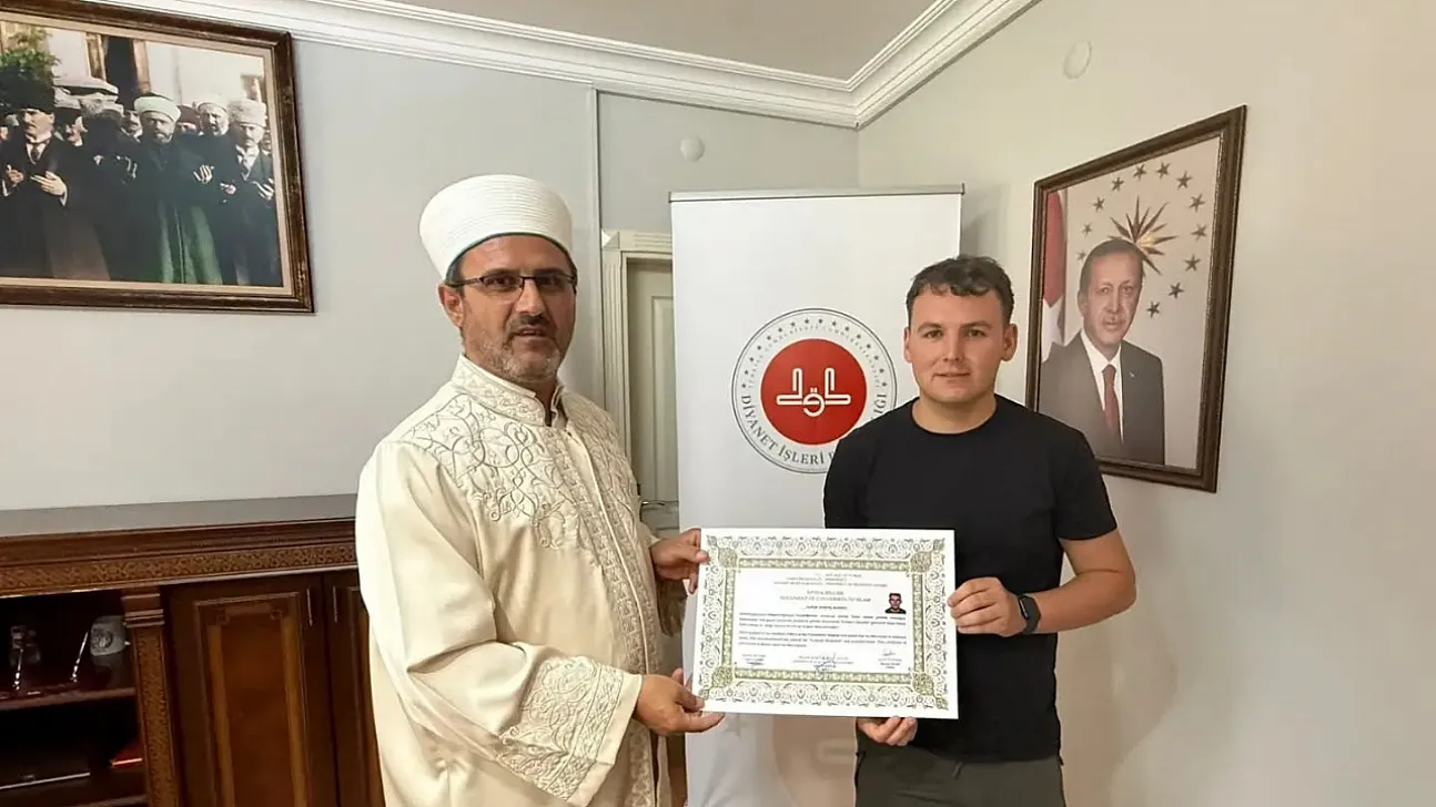 Bayram namazında etkilendi, İslamiyet'i seçti