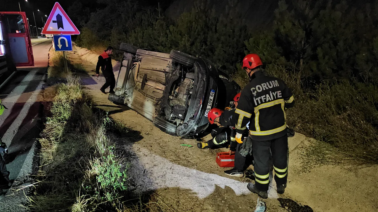 Çorum'da su tahliye kanalına devrilen otomobildeki 2 kişi yaralandı