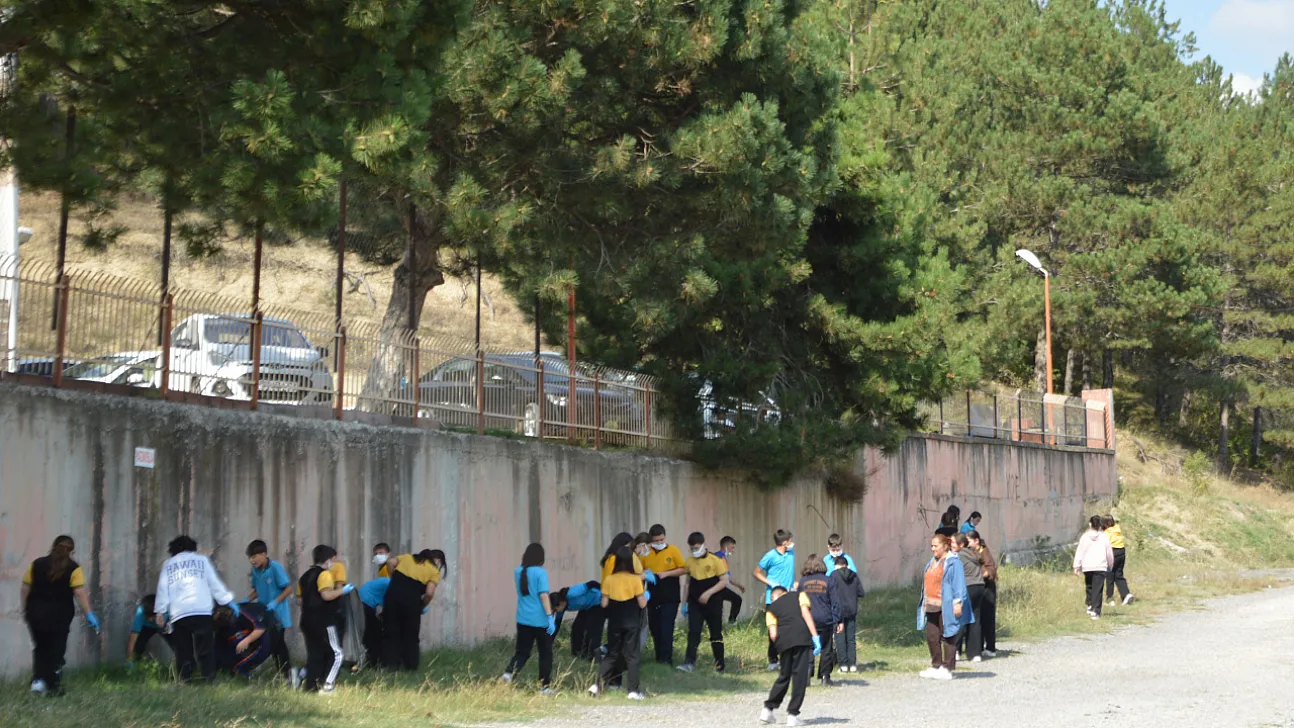 Havza'da Dünya Temizlik Günü'ne özel etkinlik: Öğrenciler okul çevresini temizledi
