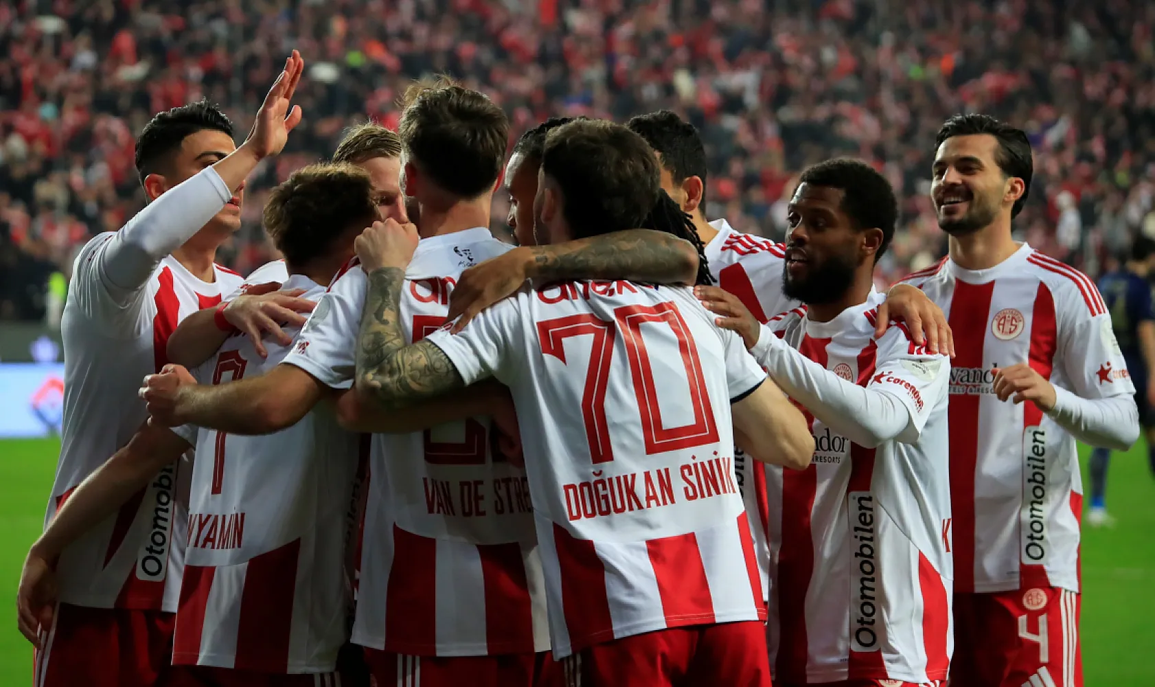 Fenerbahçe zirve yarışından kopuyor! Antalyaspor : 2 - Fenerbahçe : 2