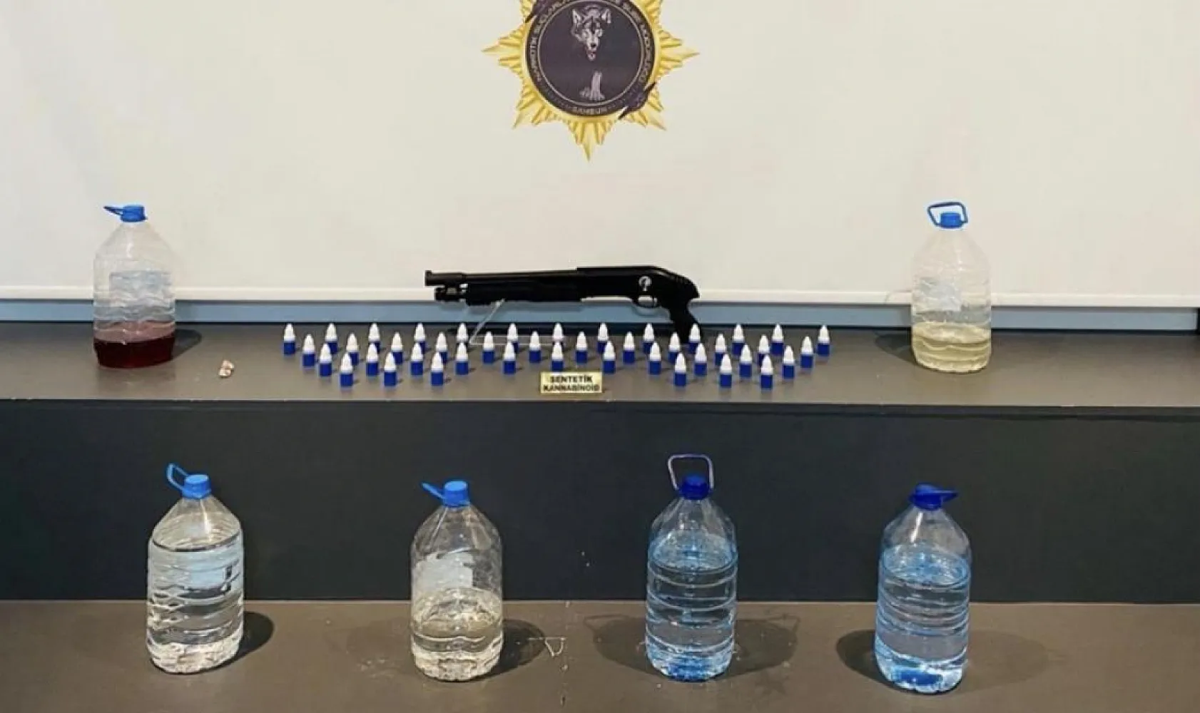 Kapılar açıldı, zehir ortaya çıktı:Litrelerce uyuşturucu ele geçirildi