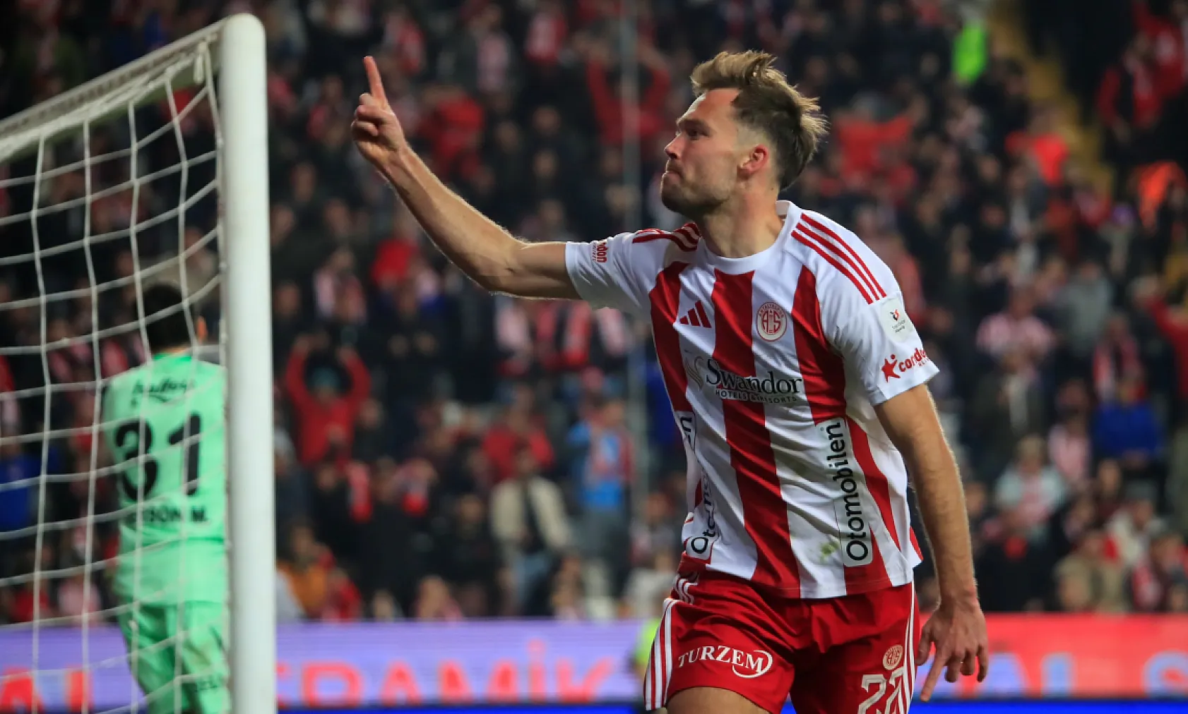 Fenerbahçe zirve yarışından kopuyor! Antalyaspor : 2 - Fenerbahçe : 2