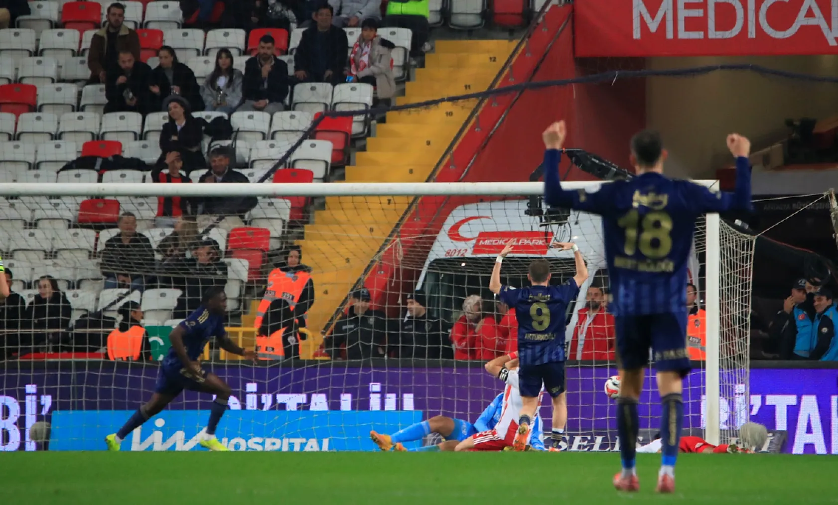 Fenerbahçe zirve yarışından kopuyor! Antalyaspor : 2 - Fenerbahçe : 2